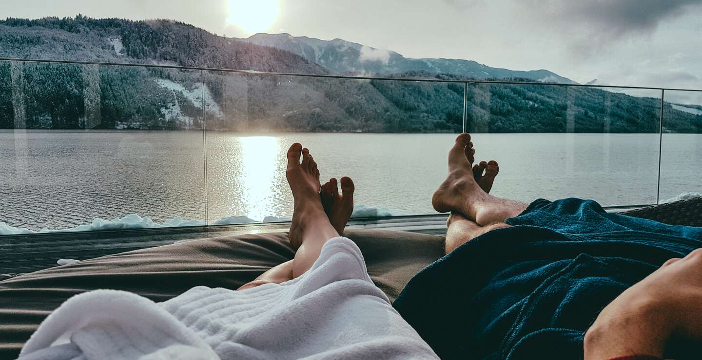Paar entspannt auf den Sonnenliegen im Spa, wobei nur ihre Beine sichtbar sind | © Gettyimages.com/Christopher Moswitzer