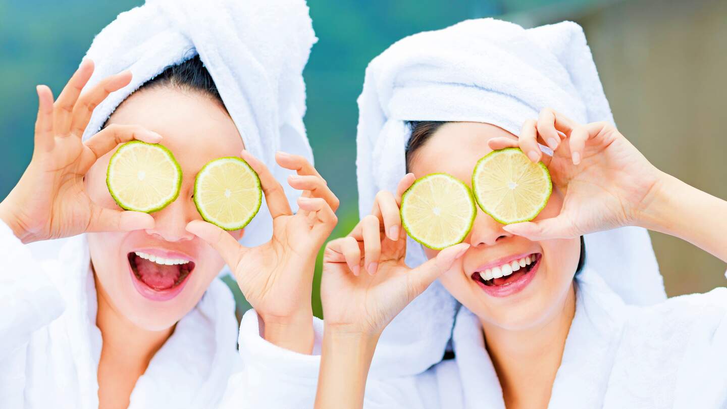 Wellness zwei Frauen mit Turban und Zitronen vor den Augen | © Gettyimages.com/Tomwang112