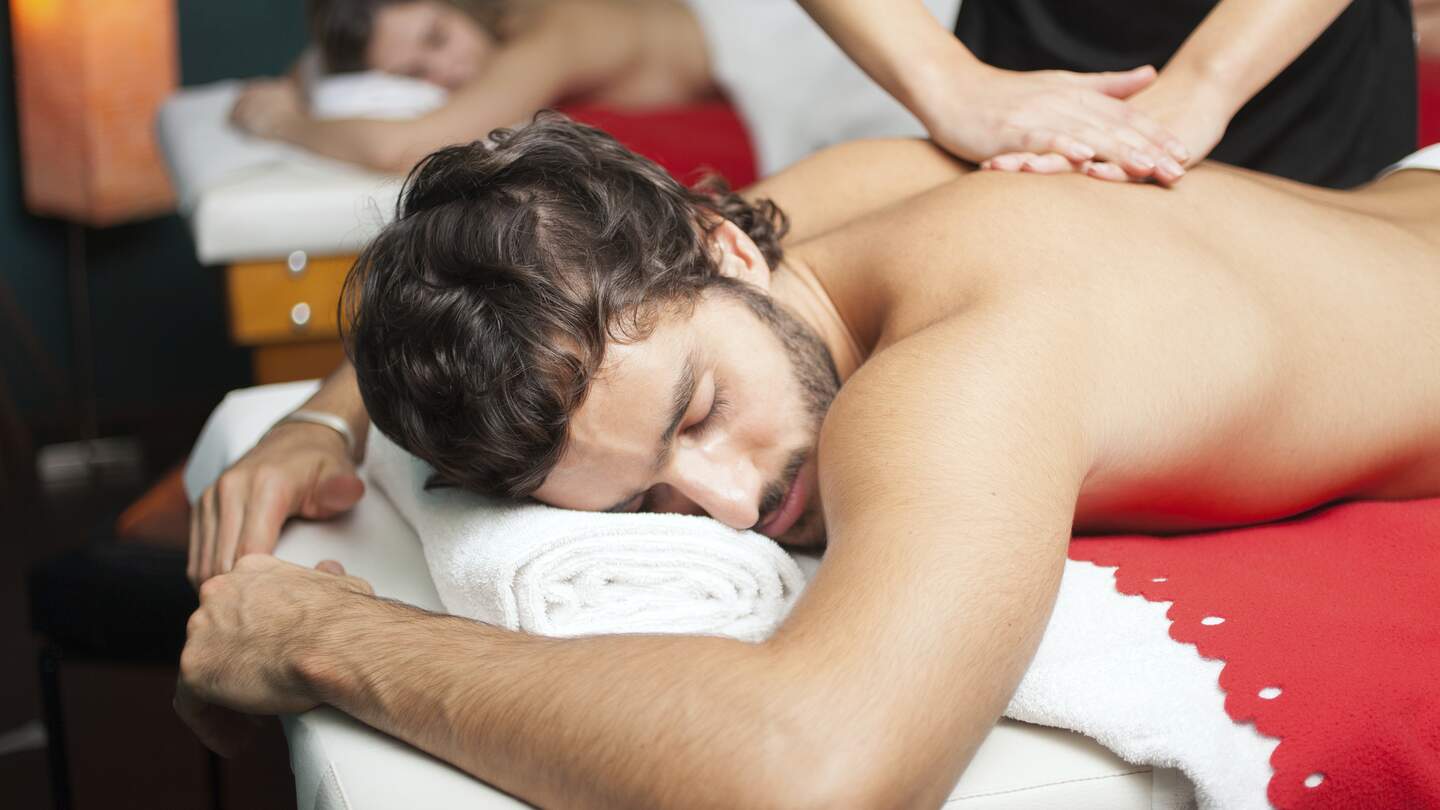 Paar bekommt eine massage, Mann im Vordergrund | © Gettyimages.com/Minerva Studio