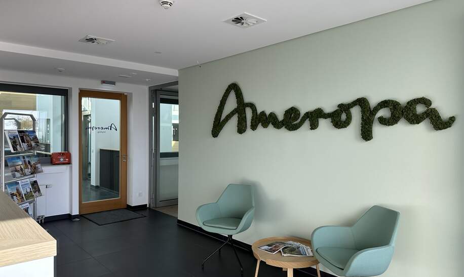 Empfang des Unternehmens Ameropa mit zwei türkisfarbenen Stühlen und einem kleinen Tisch dazwischen. | © Ameropa Reisen 