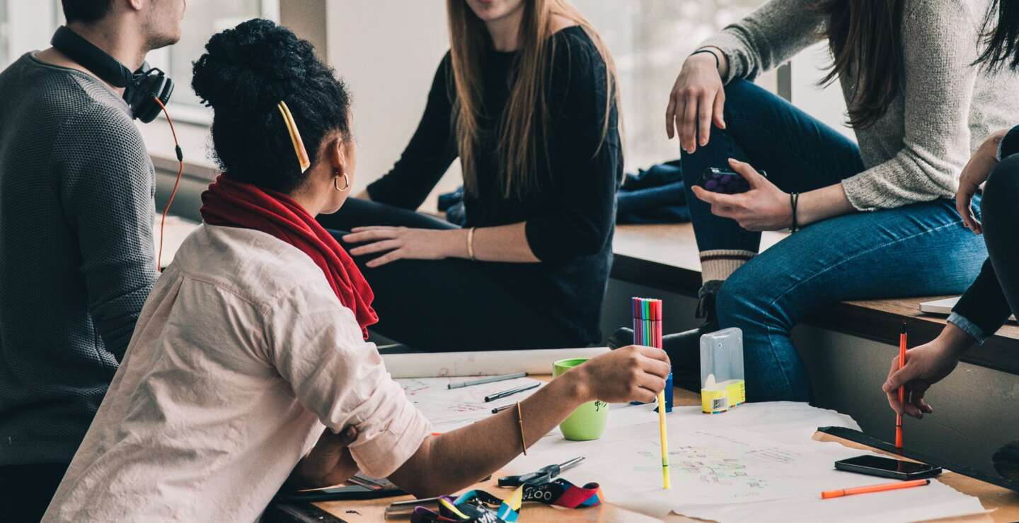 Kollegen beim Brainstorming im Projekt | © Pixabay/StockSnap