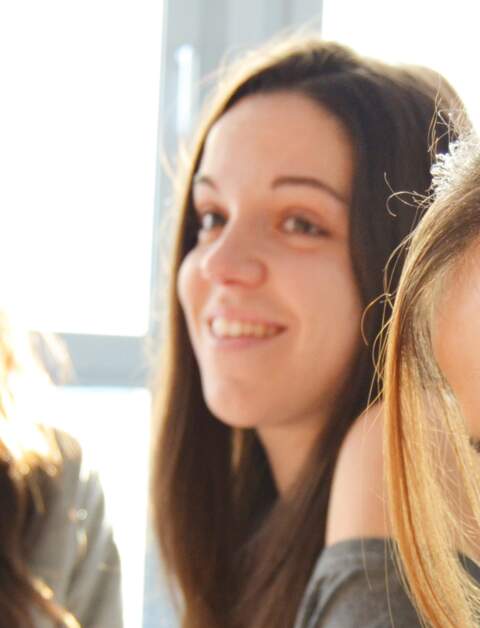 Drei Frauen sitzen gemeinsam am Tisch und haben Buecher mit vor ihnen und einen Stift in der Hand | © Pixabay