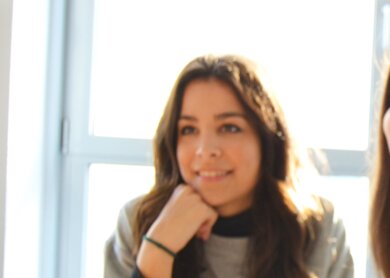 Drei Frauen sitzen gemeinsam am Tisch und haben Buecher mit vor ihnen und einen Stift in der Hand | © Pixabay