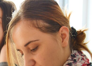 Drei Frauen sitzen gemeinsam am Tisch und haben Buecher mit vor ihnen und einen Stift in der Hand | © Pixabay