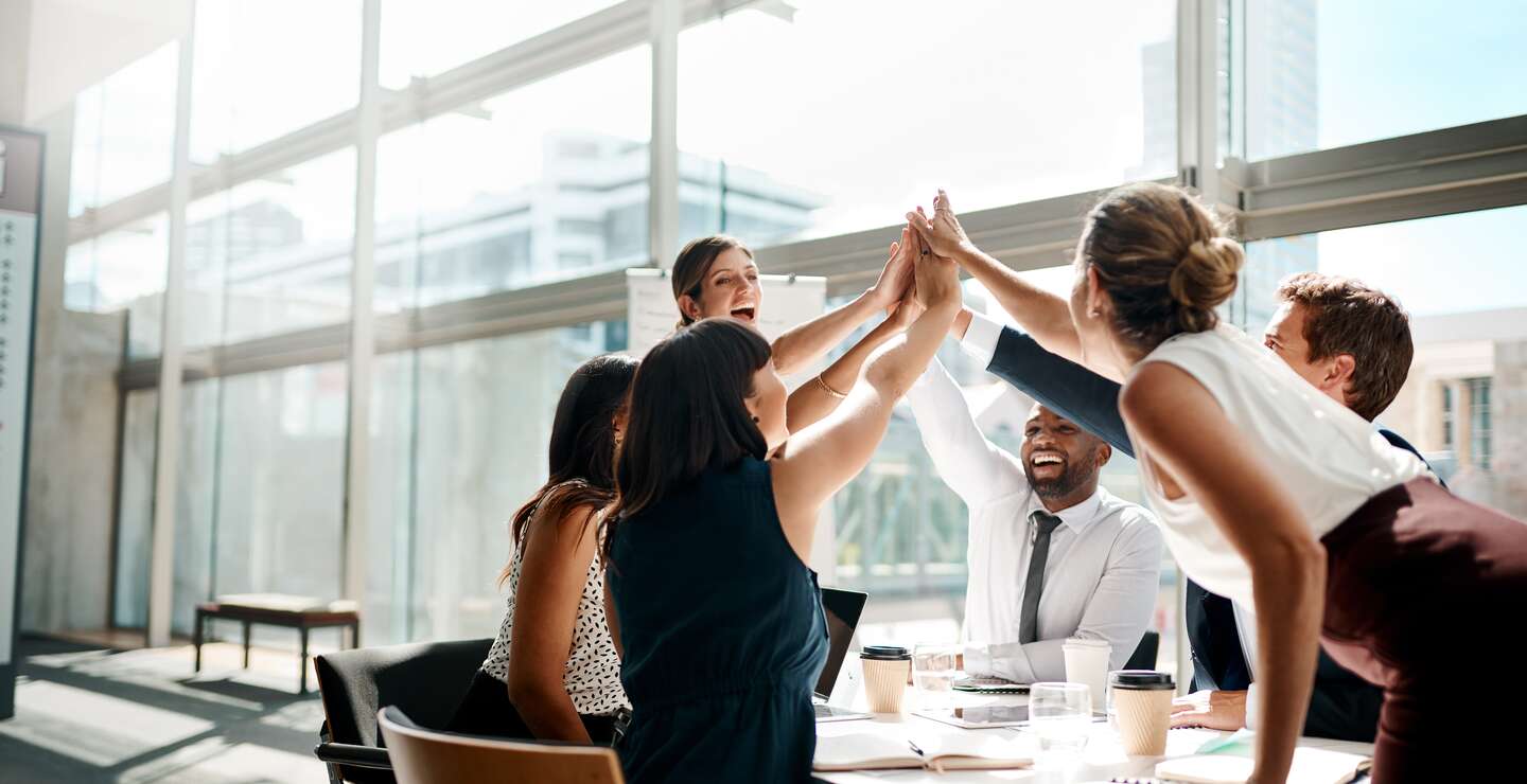 Team freut sich ueber gemeisterte Herausforderung | © Gettyimages.com/Cecilie_Arcurs