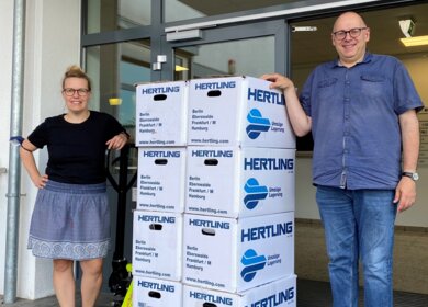 Spende der Laptops von Ameropa an die August von Bebel Schule | © Ameropa Reisen