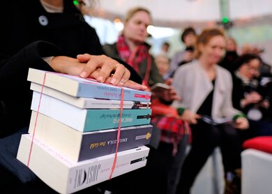 K&uuml;nstlerin Marta Minuj&iacute;n stellt ihr documenta-Projekt "The Parthenon of Books" auf der Buchmesse vor | © © Alexander Heimann / Frankfurter Buchmesse