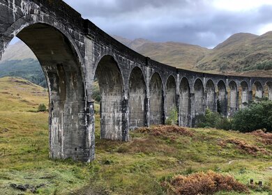 Glenfinnan Viadukt in schottischer Landschaft | © pixabay.com